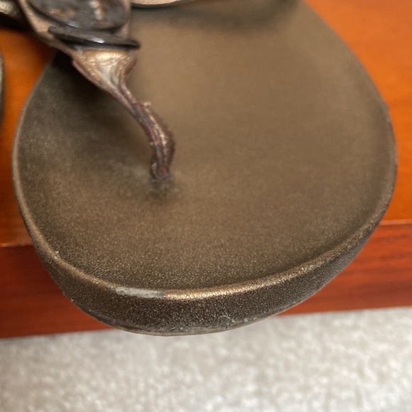 kenneth cole reaction bronze thong sandals - Picture 3 of 15